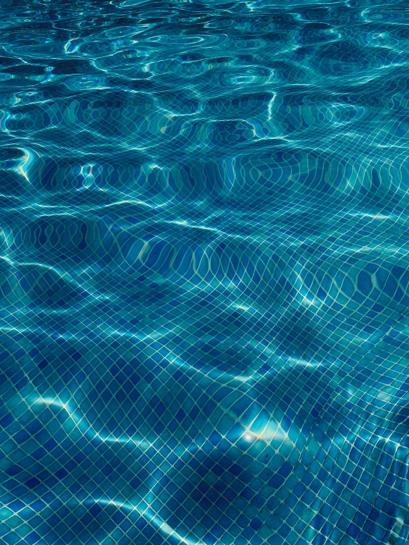 Água azul e transparente de piscina vista de cima