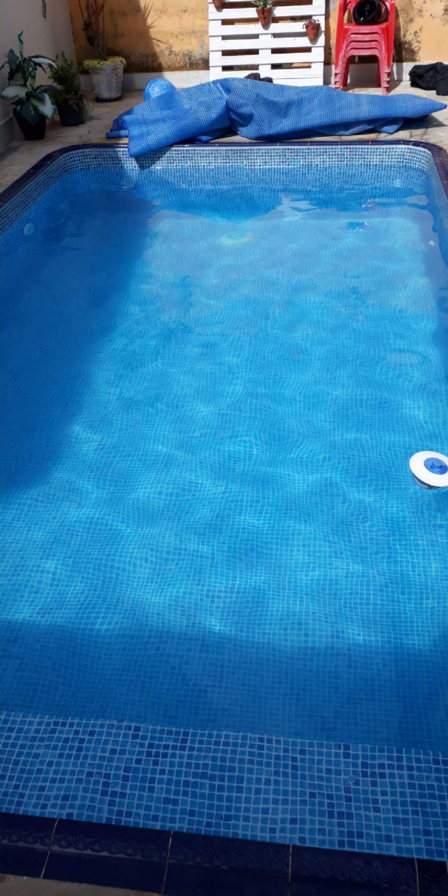 Depois: a mesma piscina com água azul e limpa